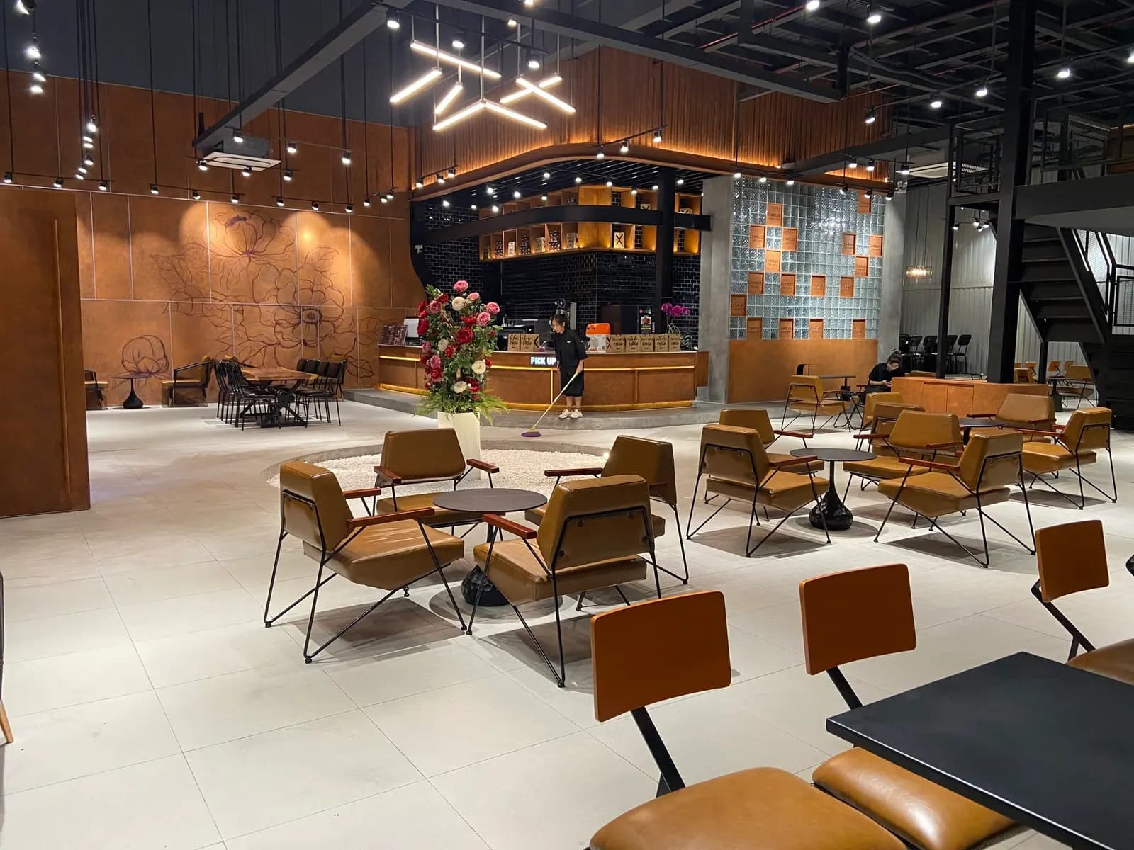 Chago Coffee — sắc gỉ trong không gian cà phê — gỉ sét, hình ảnh thực tế 3