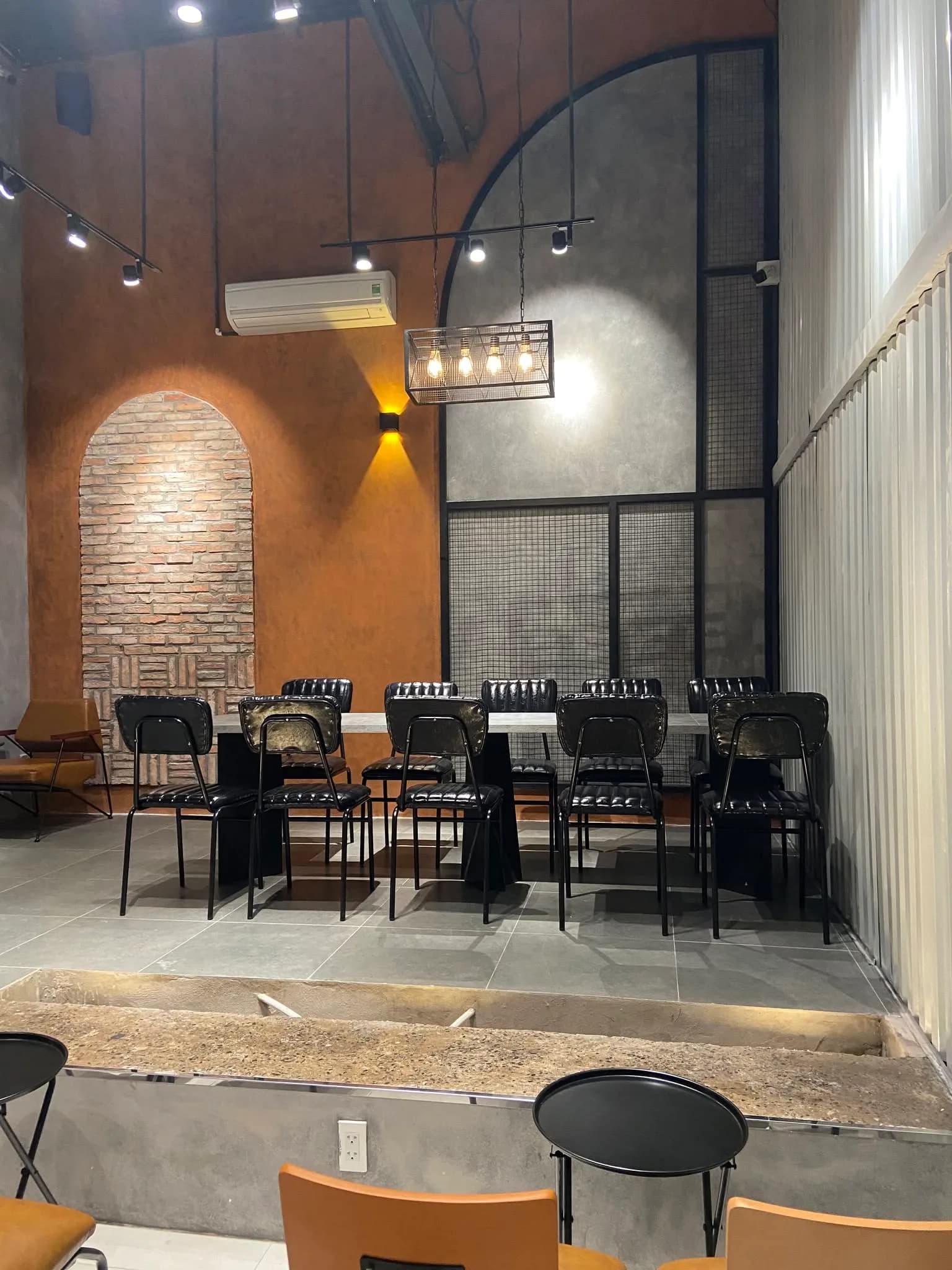Chago Coffee — sắc gỉ trong không gian cà phê — gỉ sét, hình ảnh thực tế 5