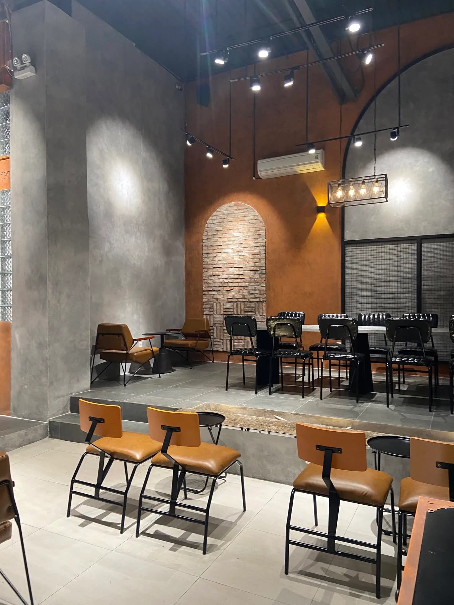 Chago Coffee — sắc gỉ trong không gian cà phê — gỉ sét, hình ảnh thực tế 9