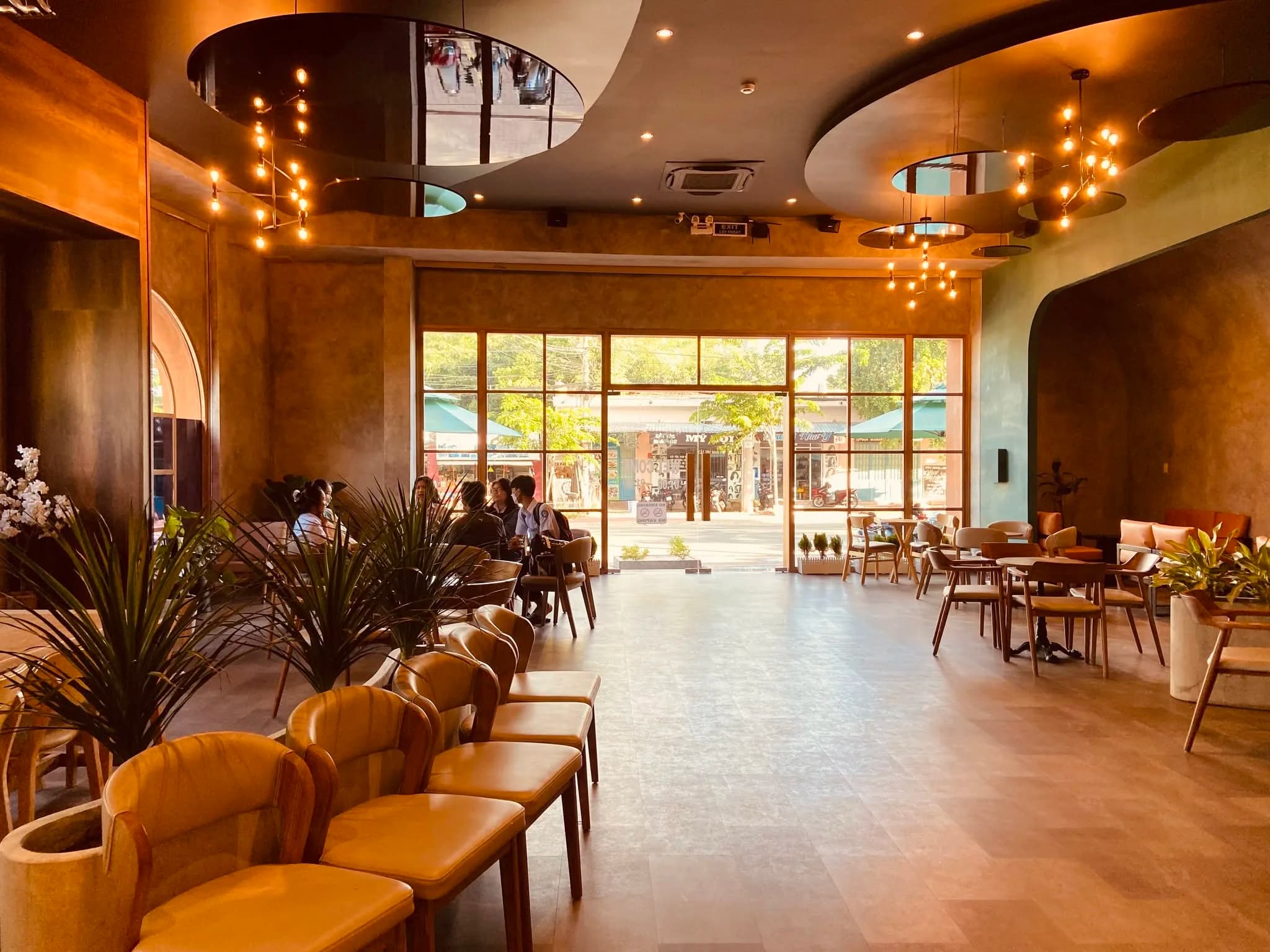 Lumos Coffee — sắc bê tông hiện đại — hình ảnh 1