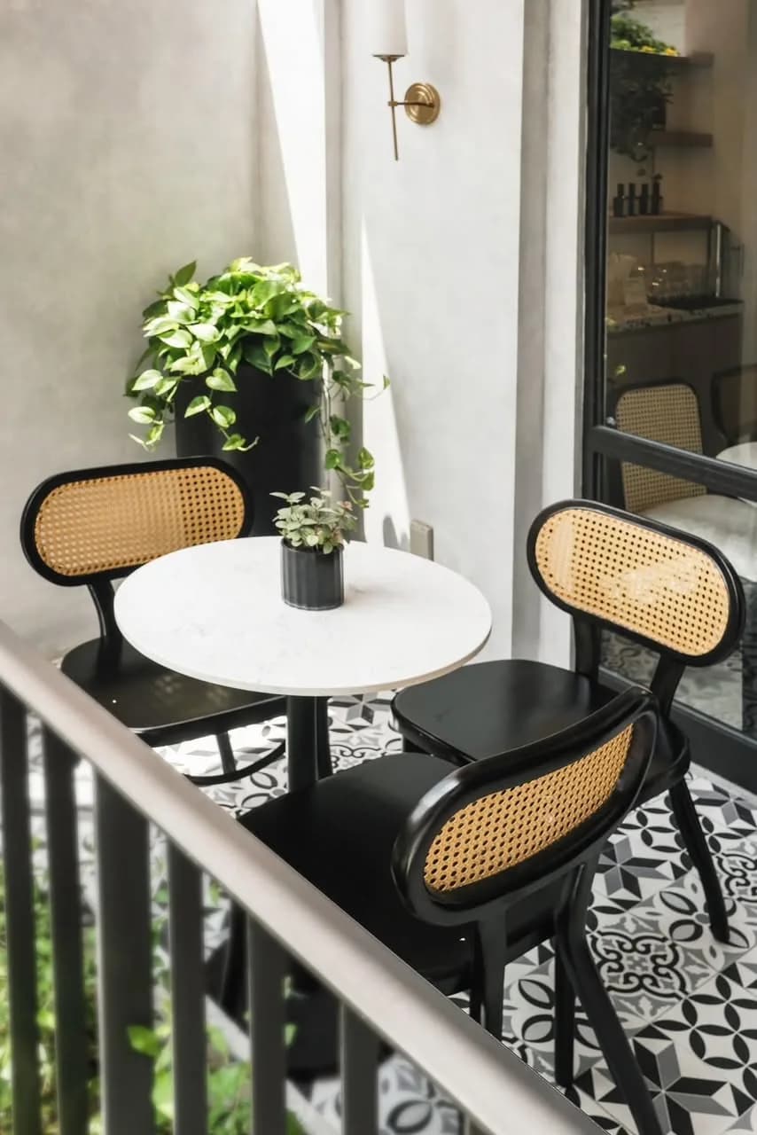 R Coffee — bê tông, hình ảnh thực tế 2