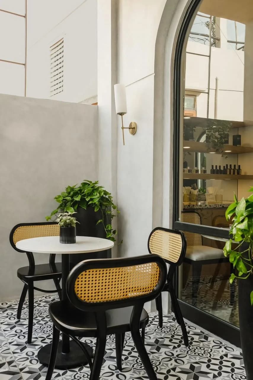 R Coffee — bê tông, hình ảnh thực tế 5