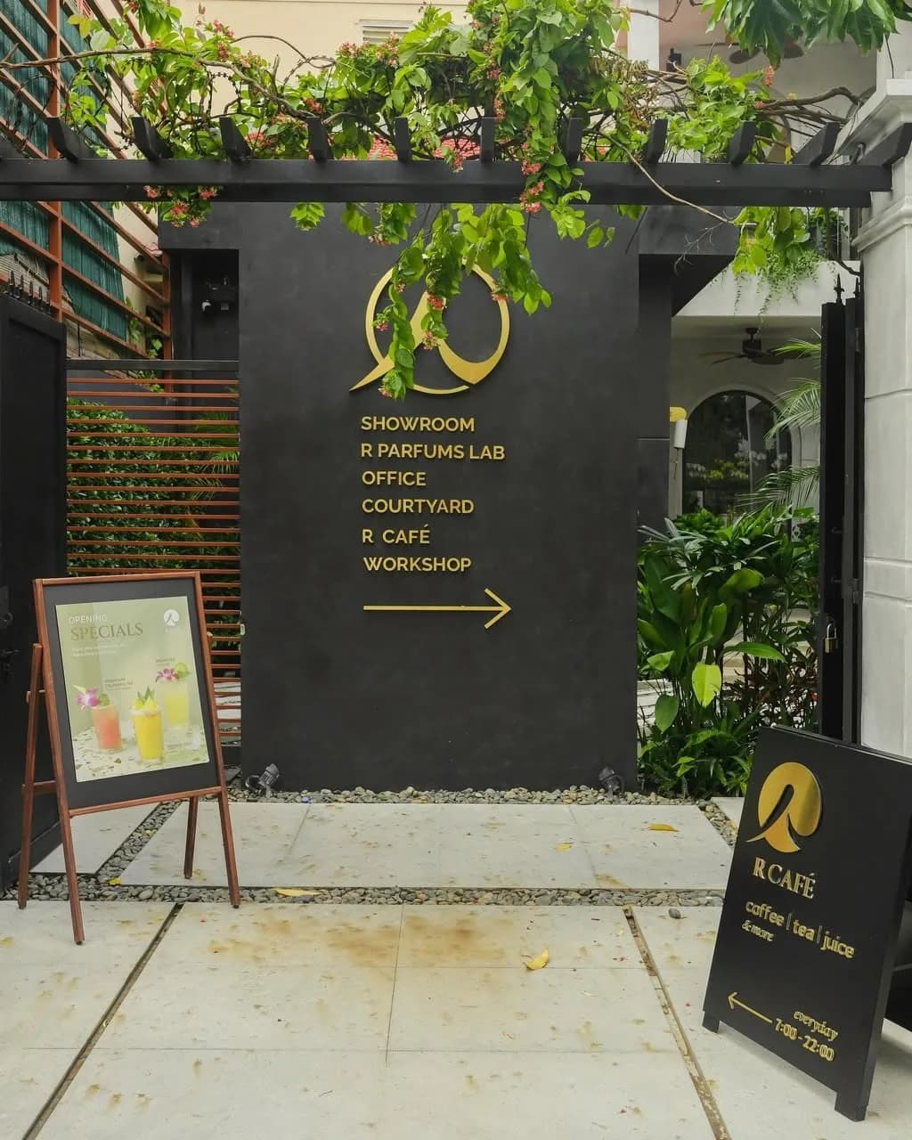 R Coffee — bê tông, hình ảnh thực tế 6