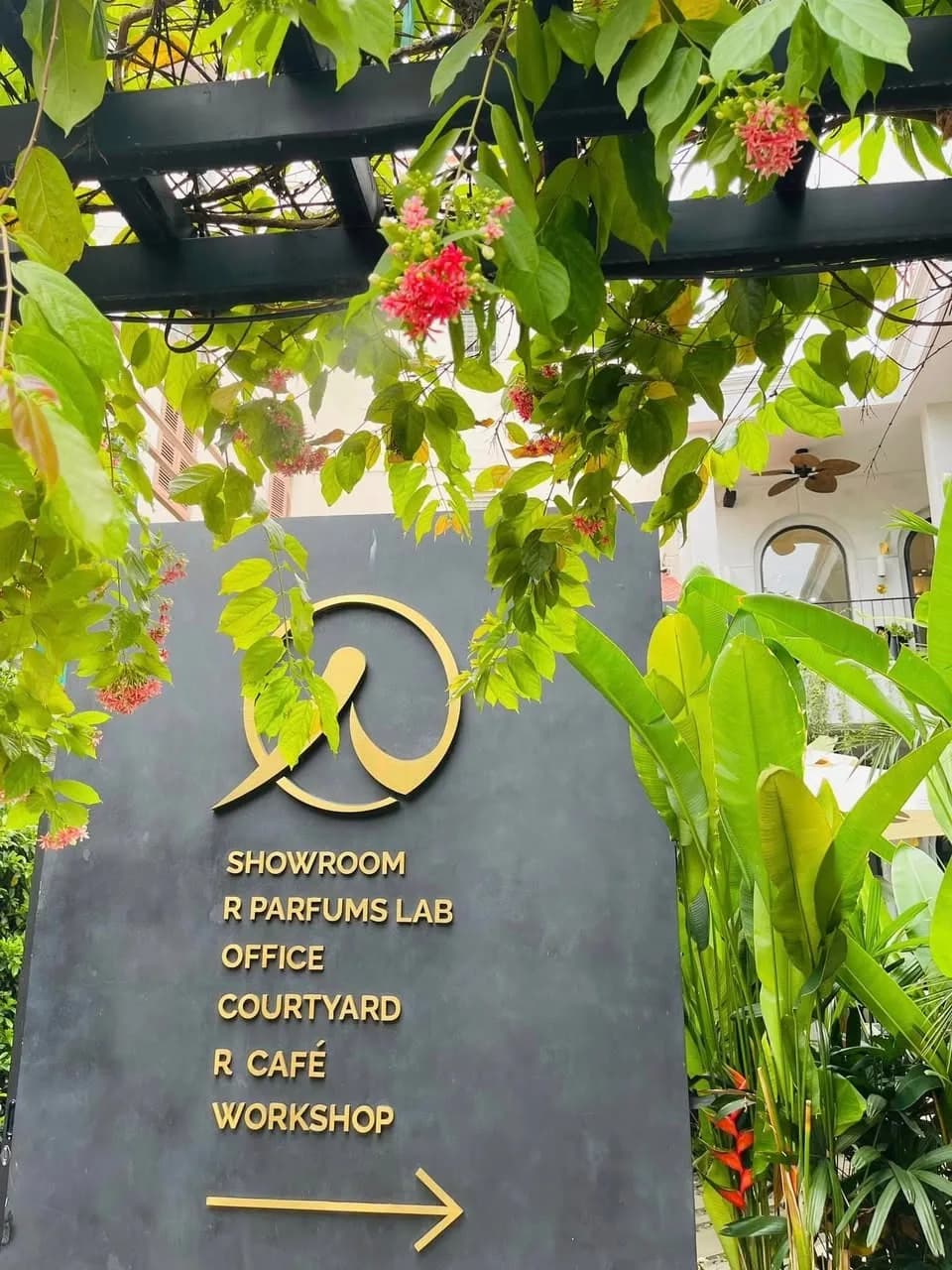 R Coffee — bê tông, hình ảnh thực tế 9