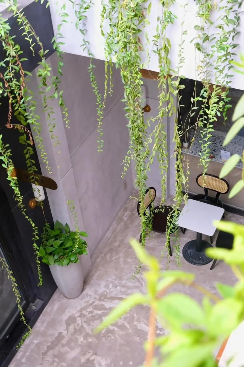 R Coffee — bê tông, hình ảnh thực tế 14