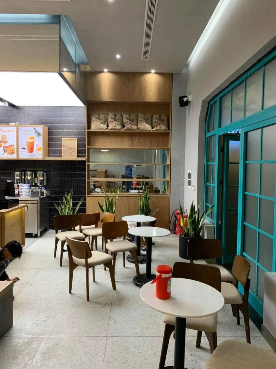 VinWonders Phú Quốc — không gian cà phê — bê tông, hình ảnh thực tế 4